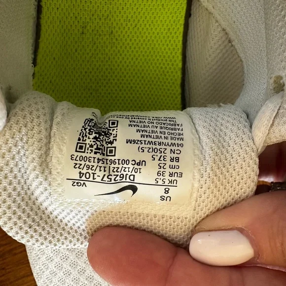 Like new! Nike white sneakers Size 8 - Picture 5 of 6